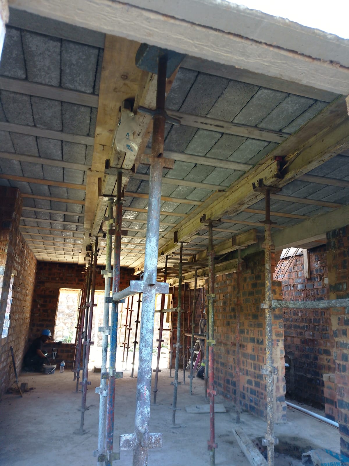 Supported concrete ceiling during construction